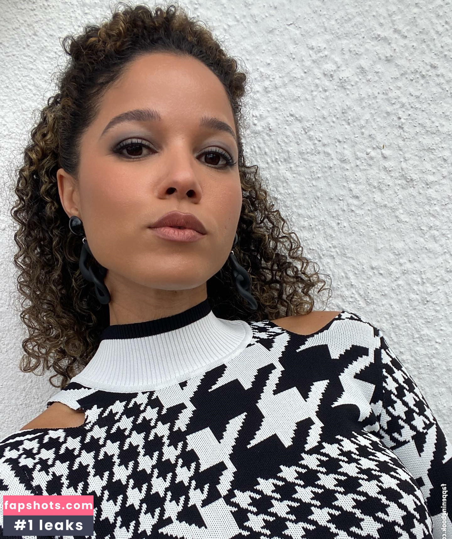 Alisha Wainwright gallery photo #41