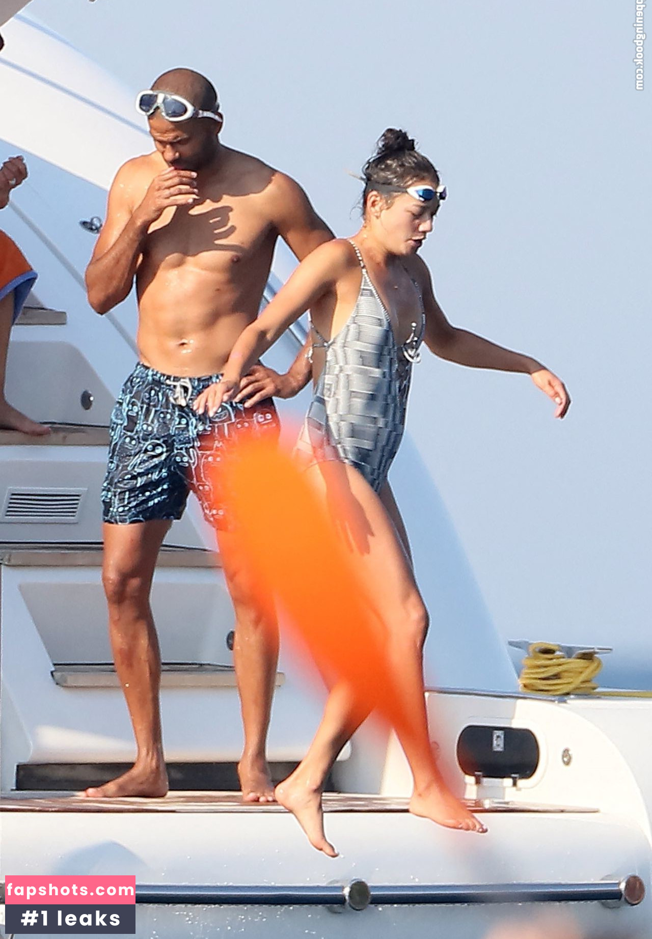 Alize Lim gallery photo #39