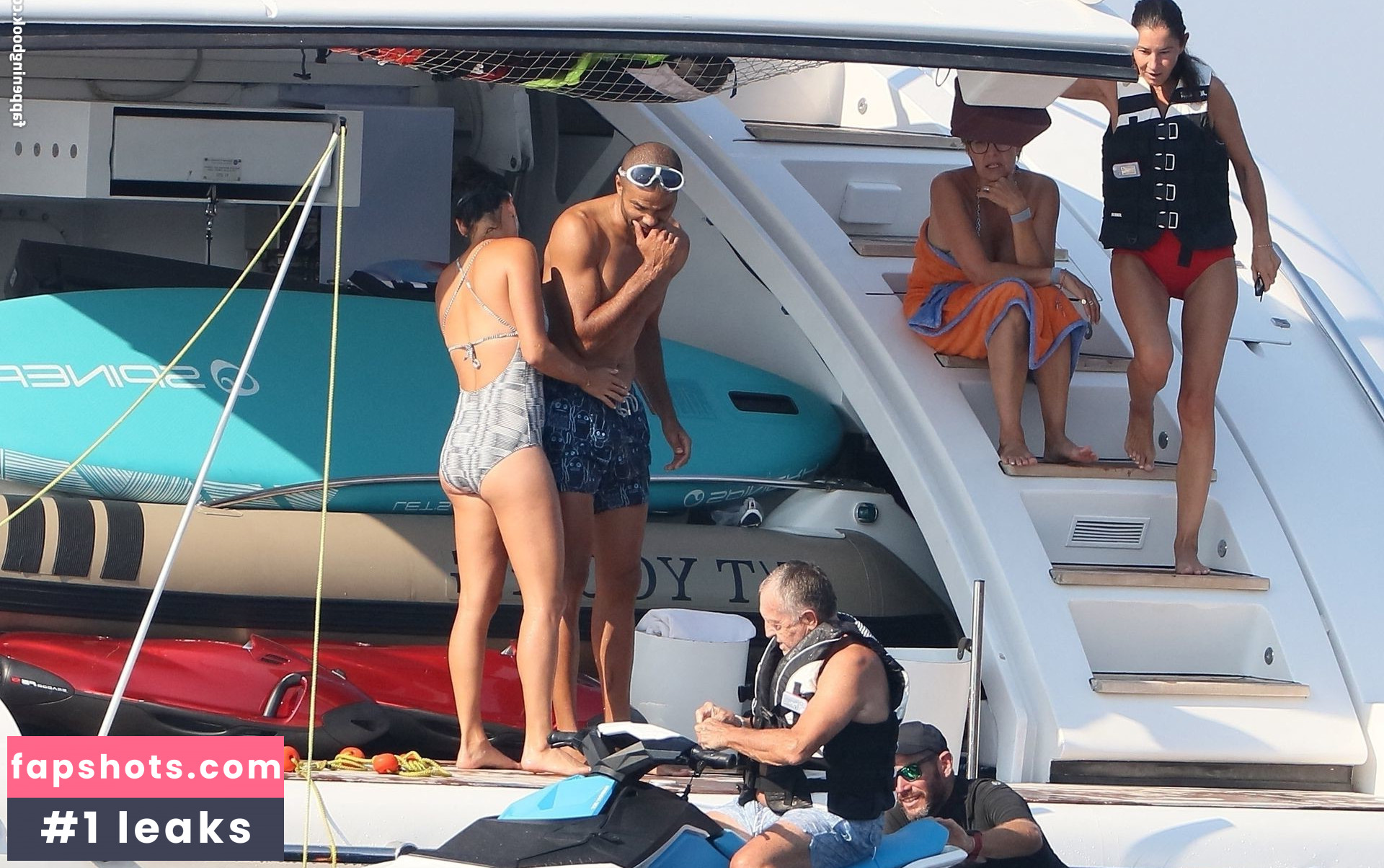 Alize Lim gallery photo #45