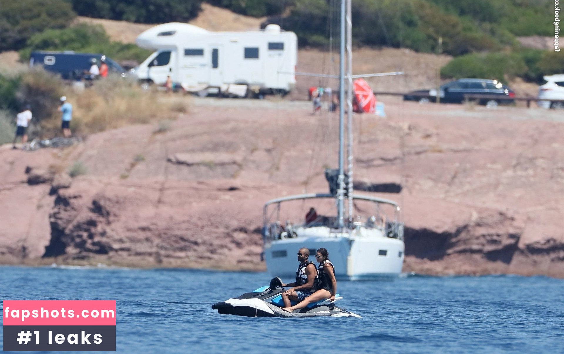 Alize Lim gallery photo #10