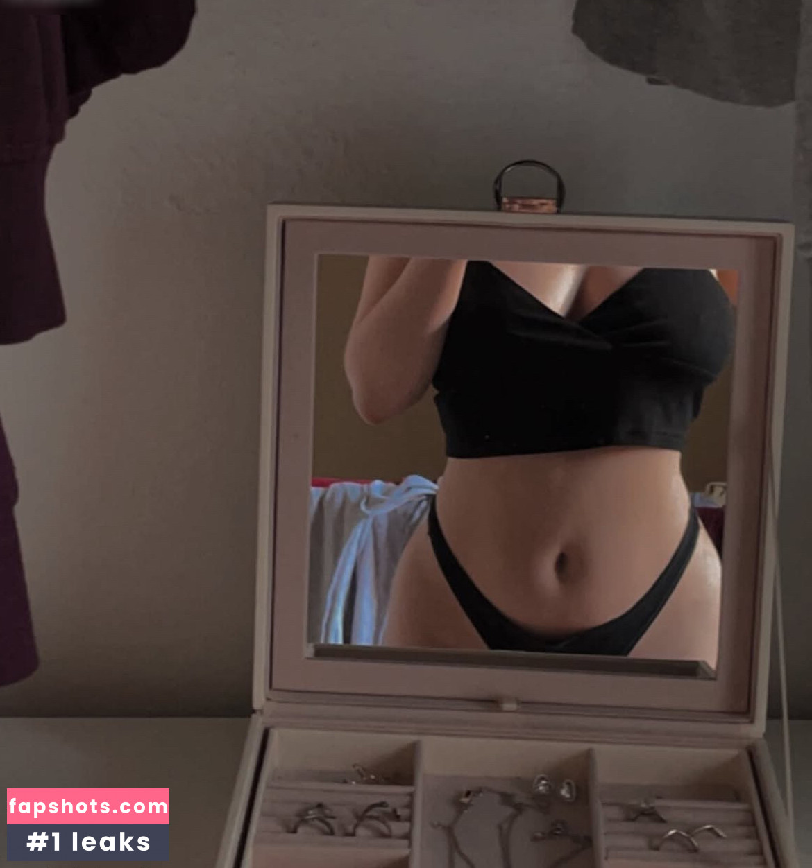 Alxdr.krss nude babe gallery