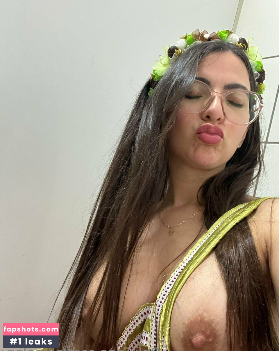 Alyne Lary gallery photo #38