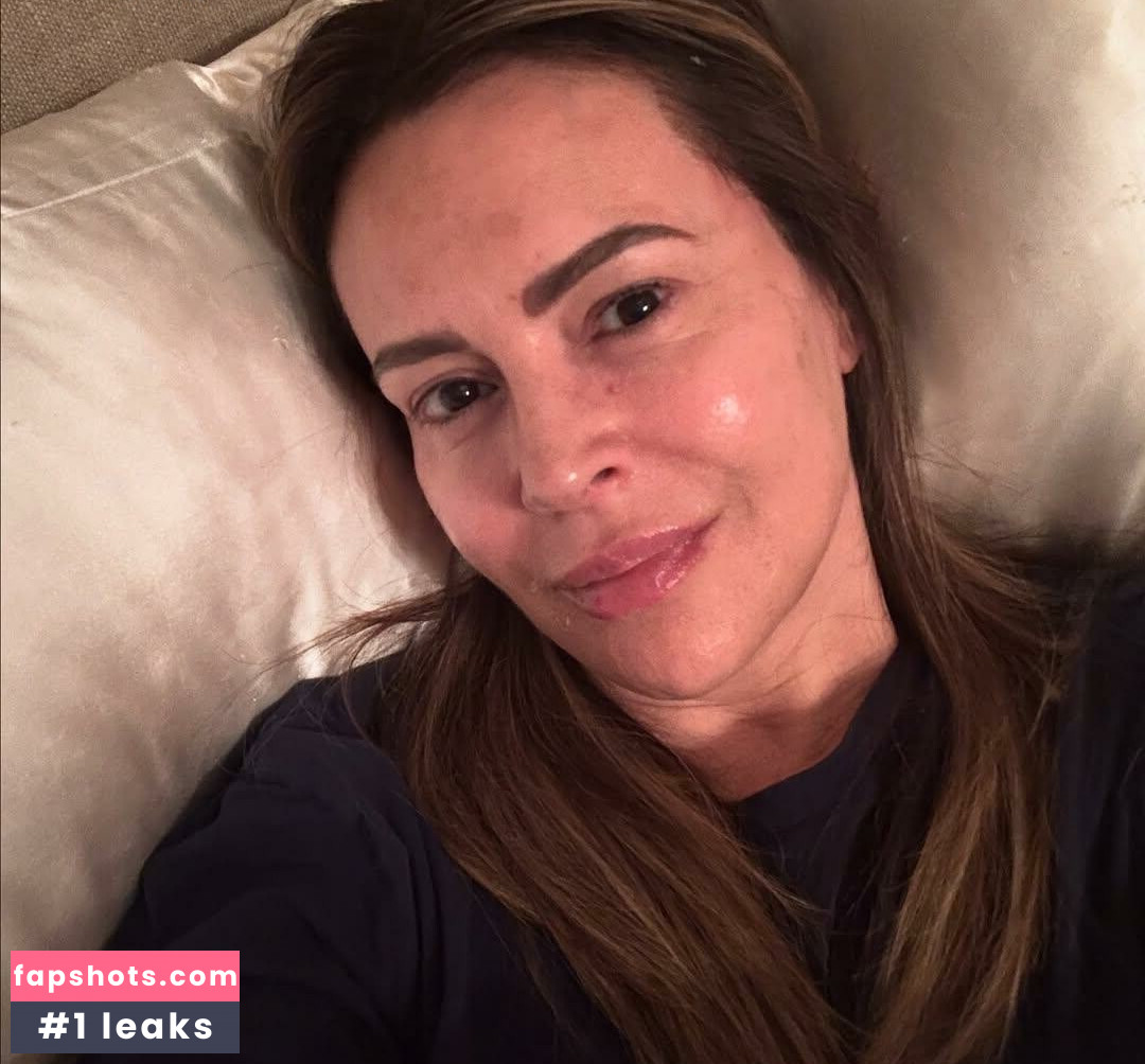 Alyssa Milano gallery photo #8