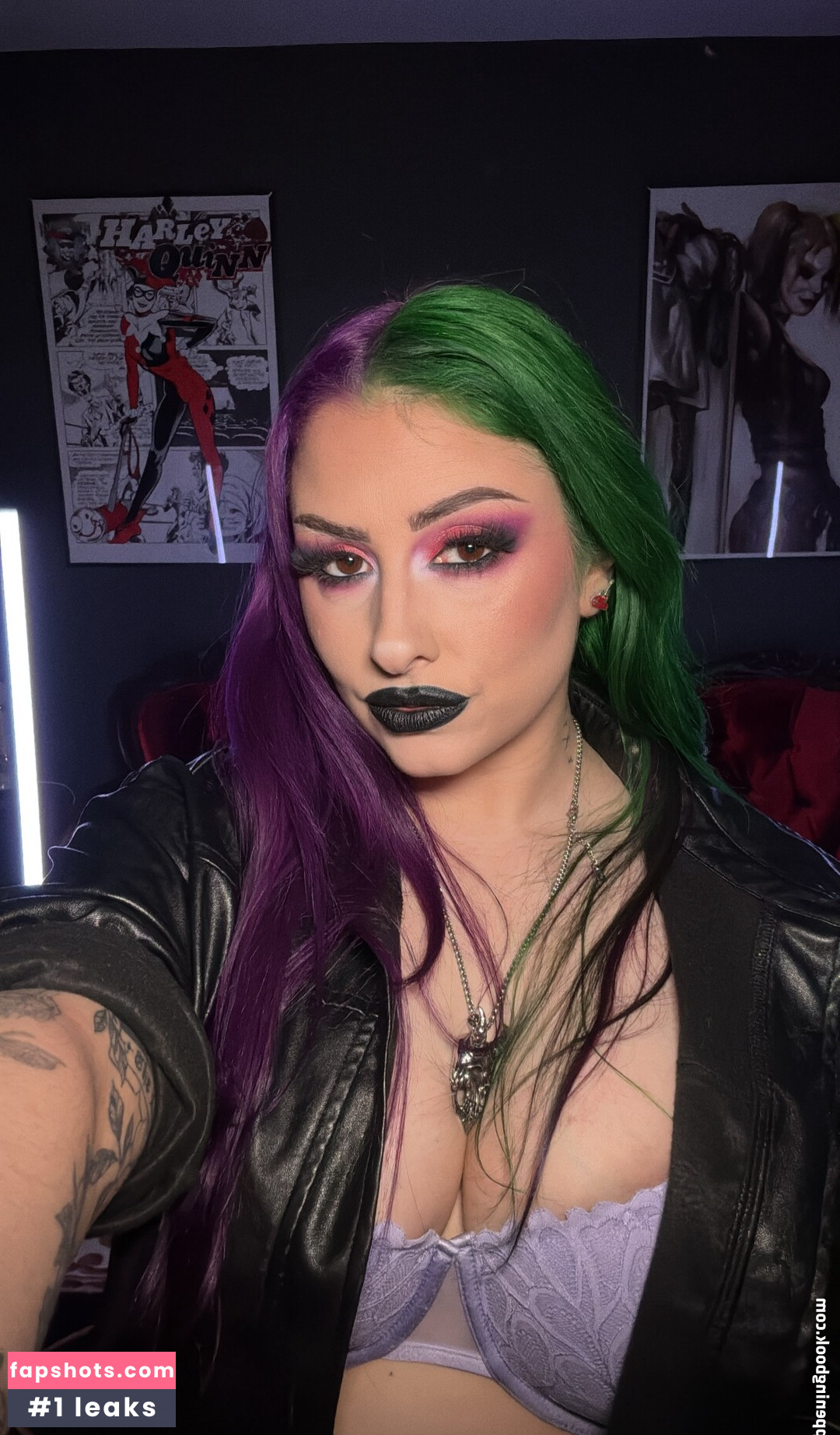 ALYXX nude babe gallery