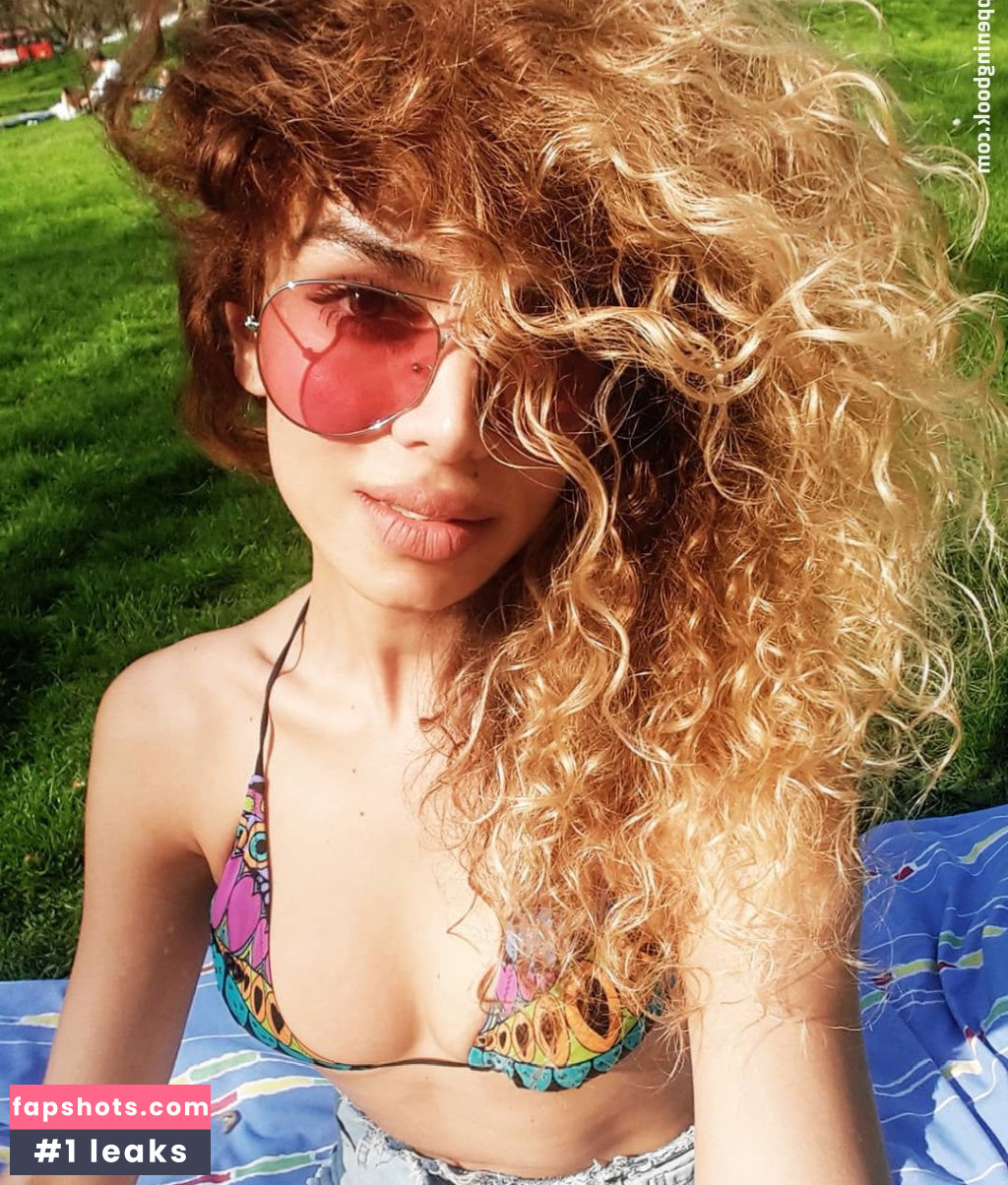 Amanda Chrishell nude babe gallery