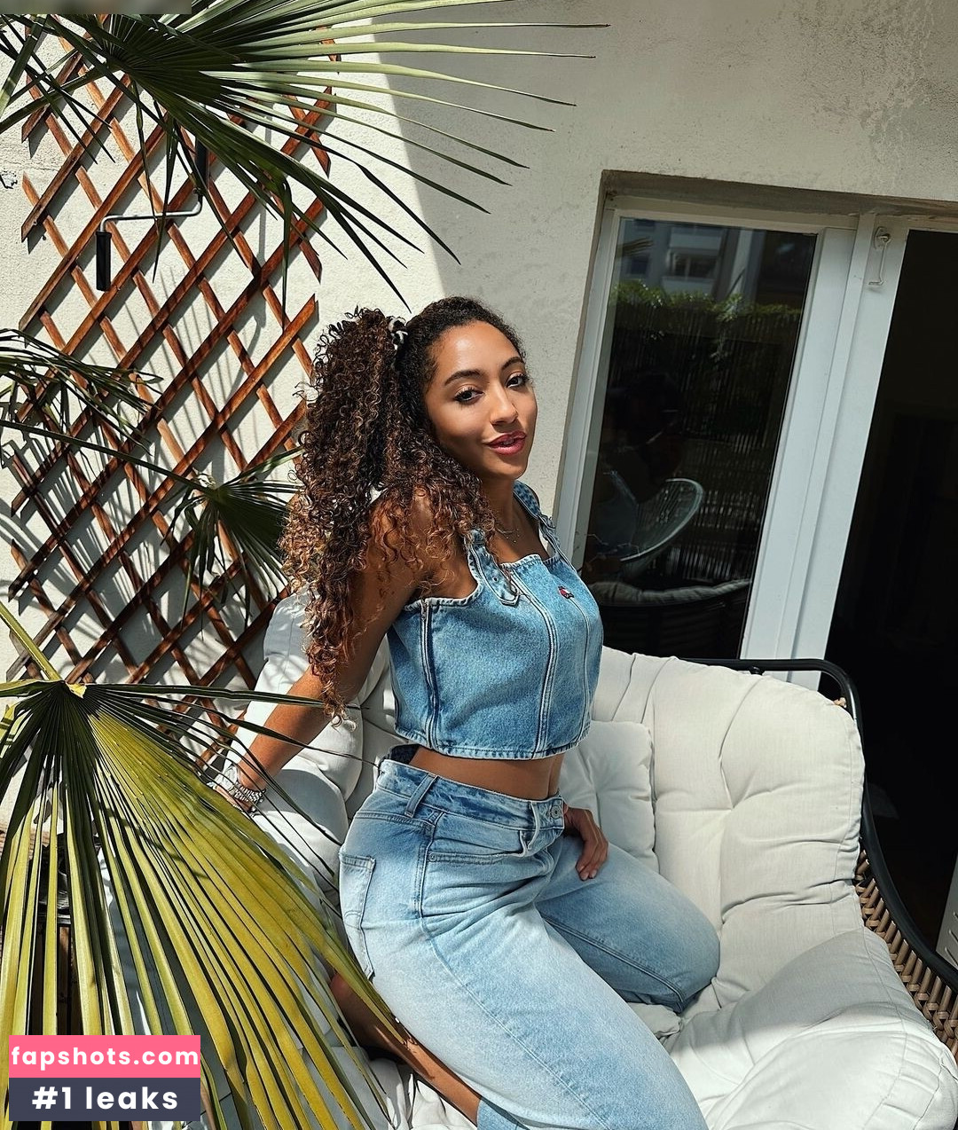 Amanda Ciss gallery photo #20