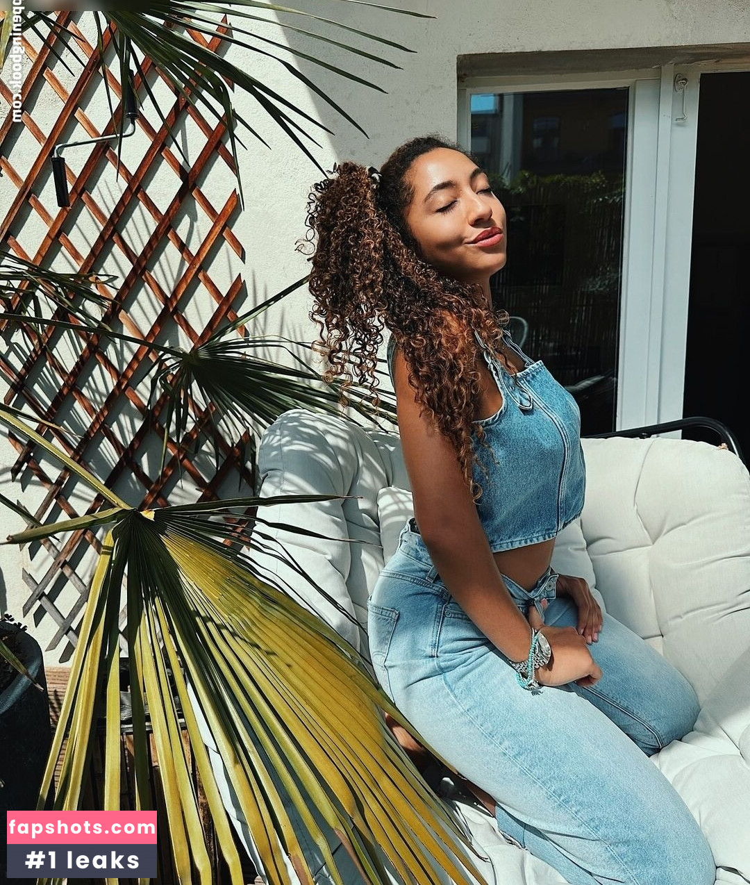 Amanda Ciss gallery photo #25