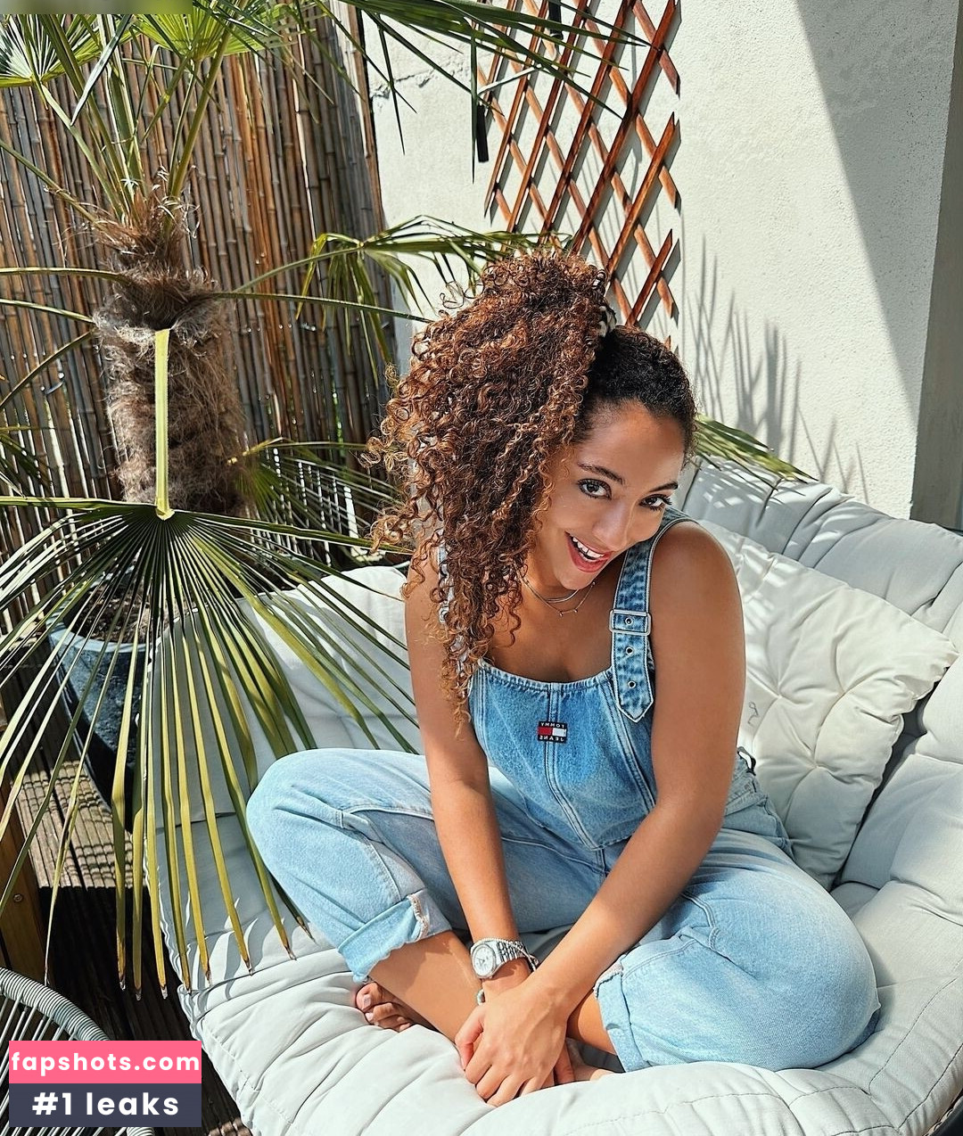 Amanda Ciss gallery photo #33