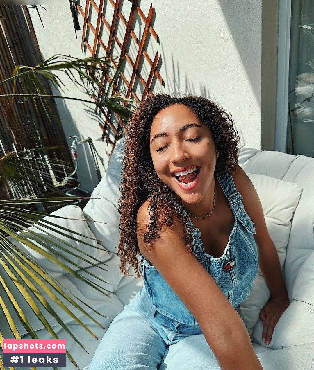 Amanda Ciss gallery photo #37