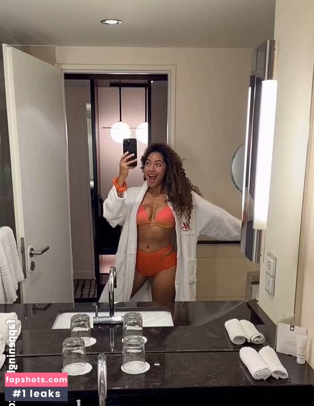 Amanda Ciss gallery photo #9