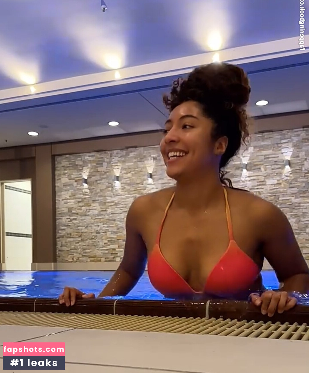 Amanda Ciss gallery photo #10