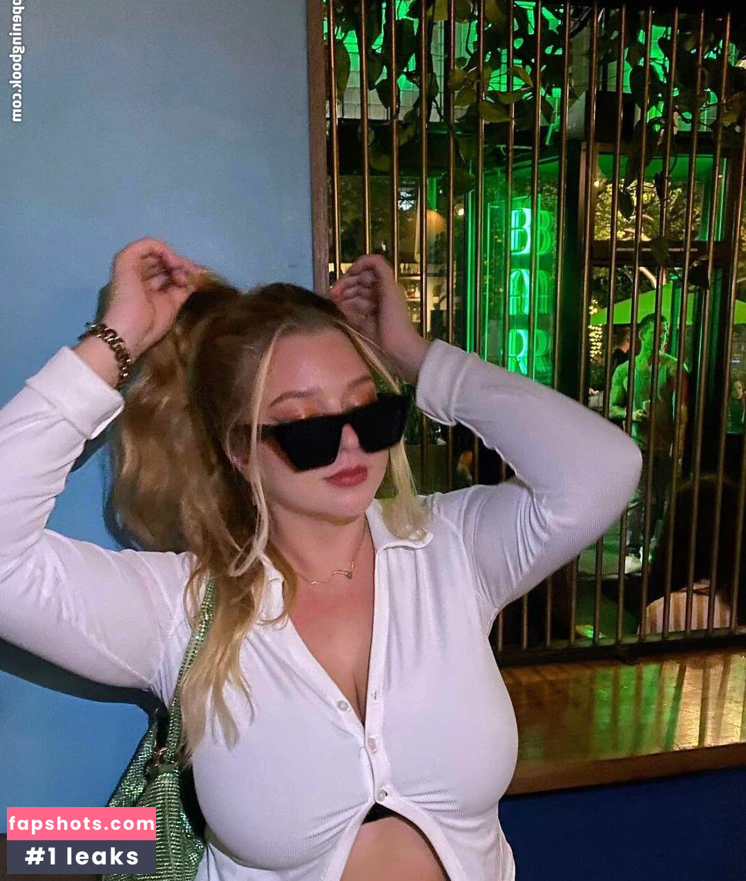 Amanda R gallery photo #8