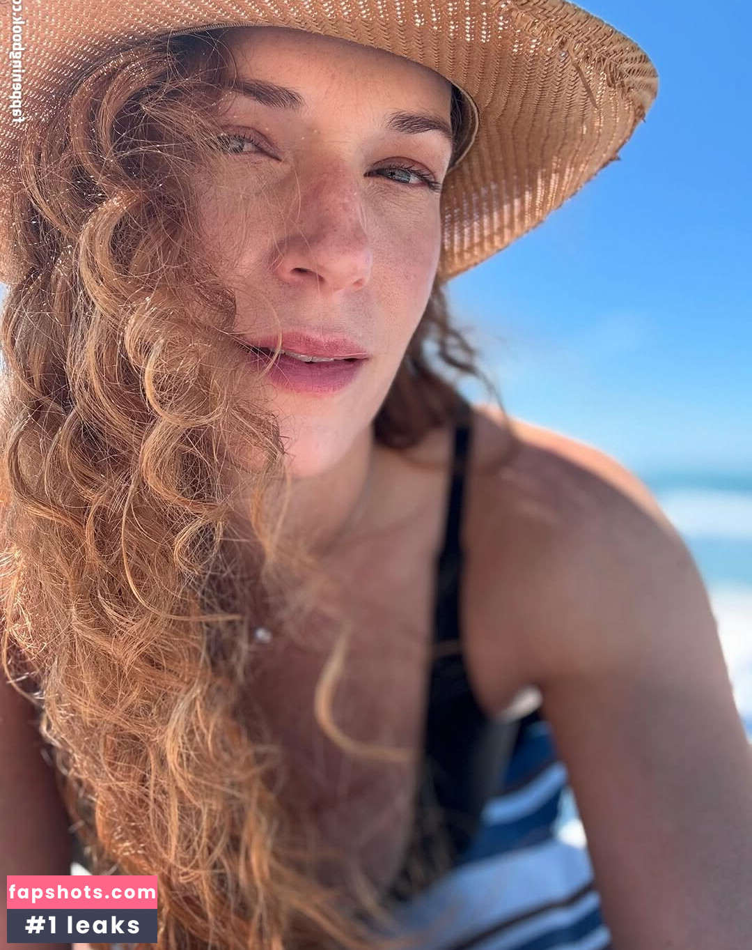 Amanda Righetti gallery photo #9