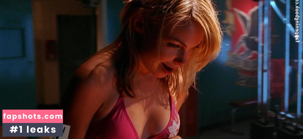 Amanda Walsh gallery photo #8