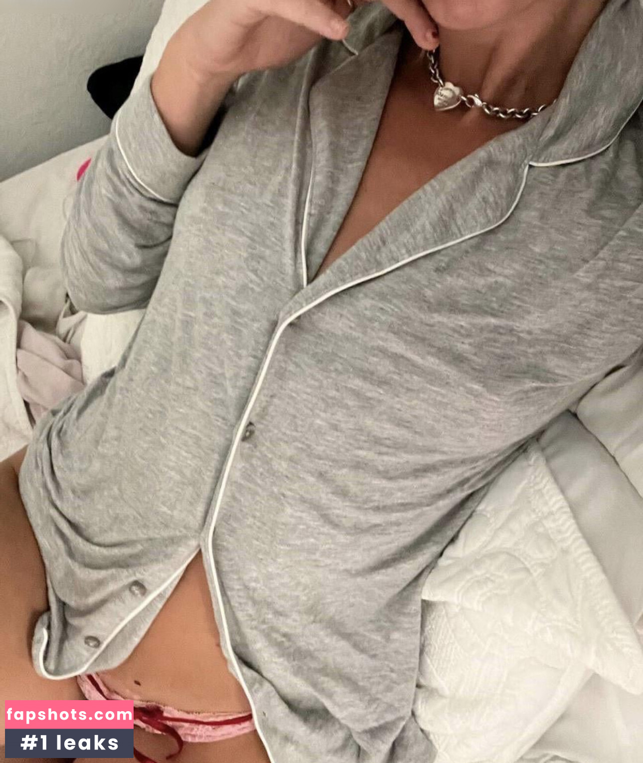 Amber Bradley nude babe gallery