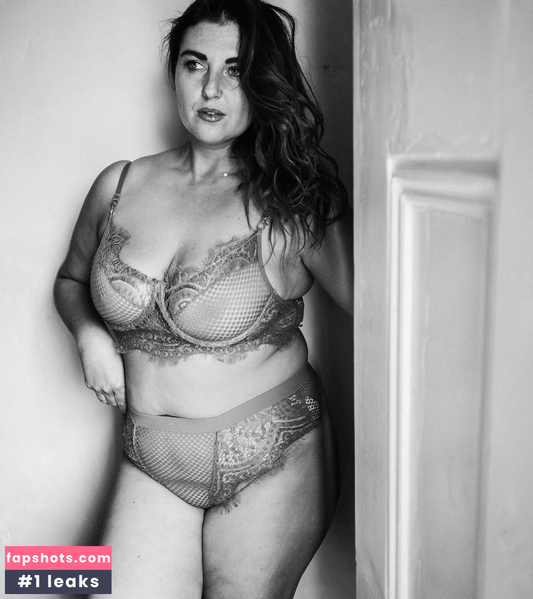 Amber Dawn nude babe gallery