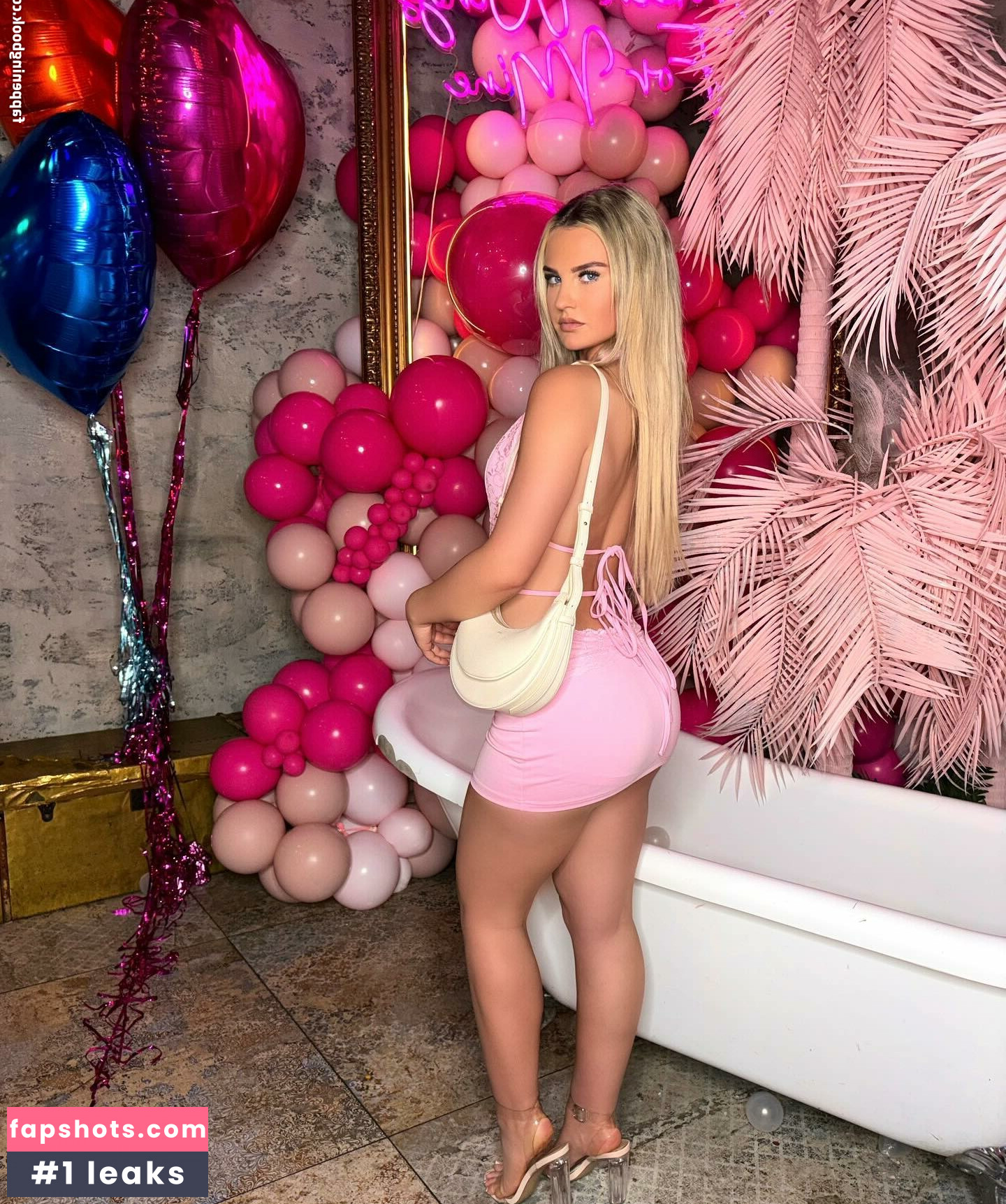 Amelia Bell gallery photo #29