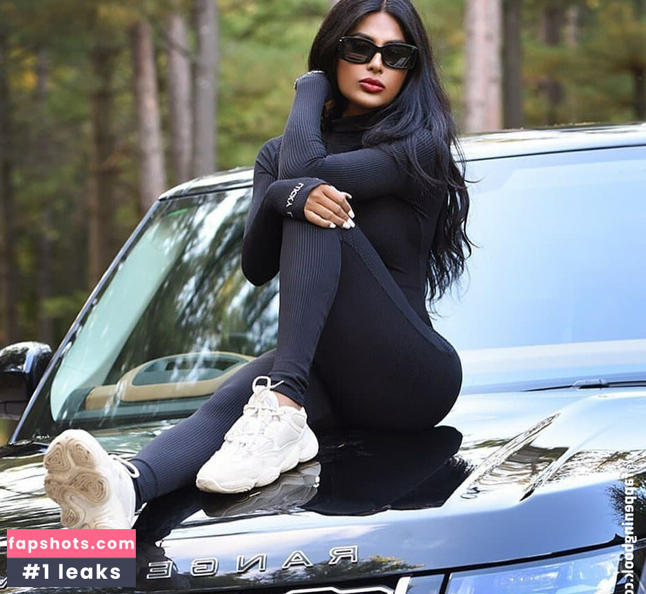 Amelia Maltepe gallery photo #17