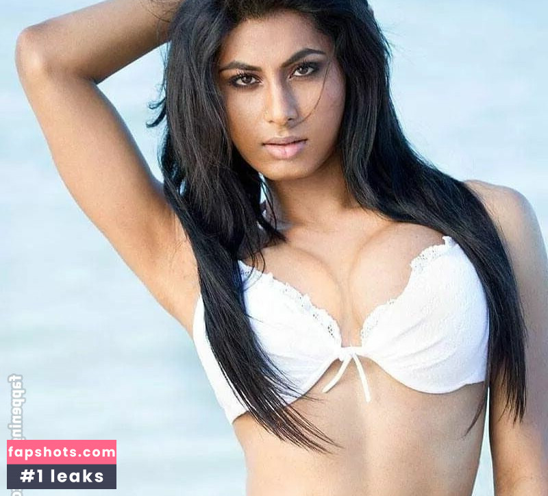 Amelia Maltepe gallery photo #20