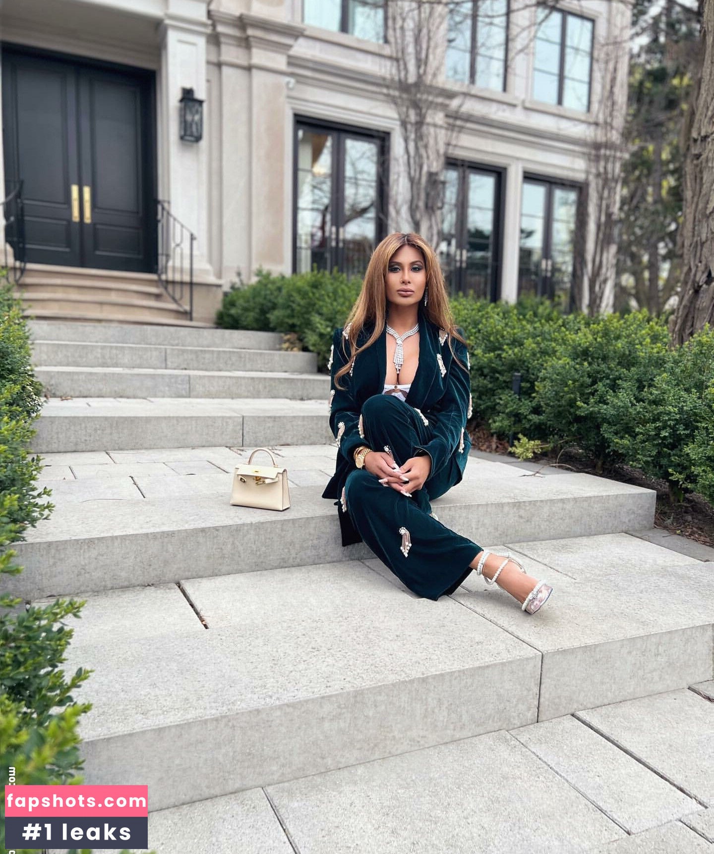 Amelia Maltepe gallery photo #9