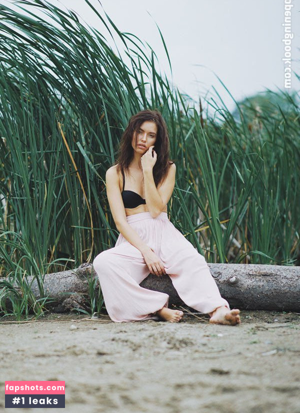 Amelie Lamarche gallery photo #38