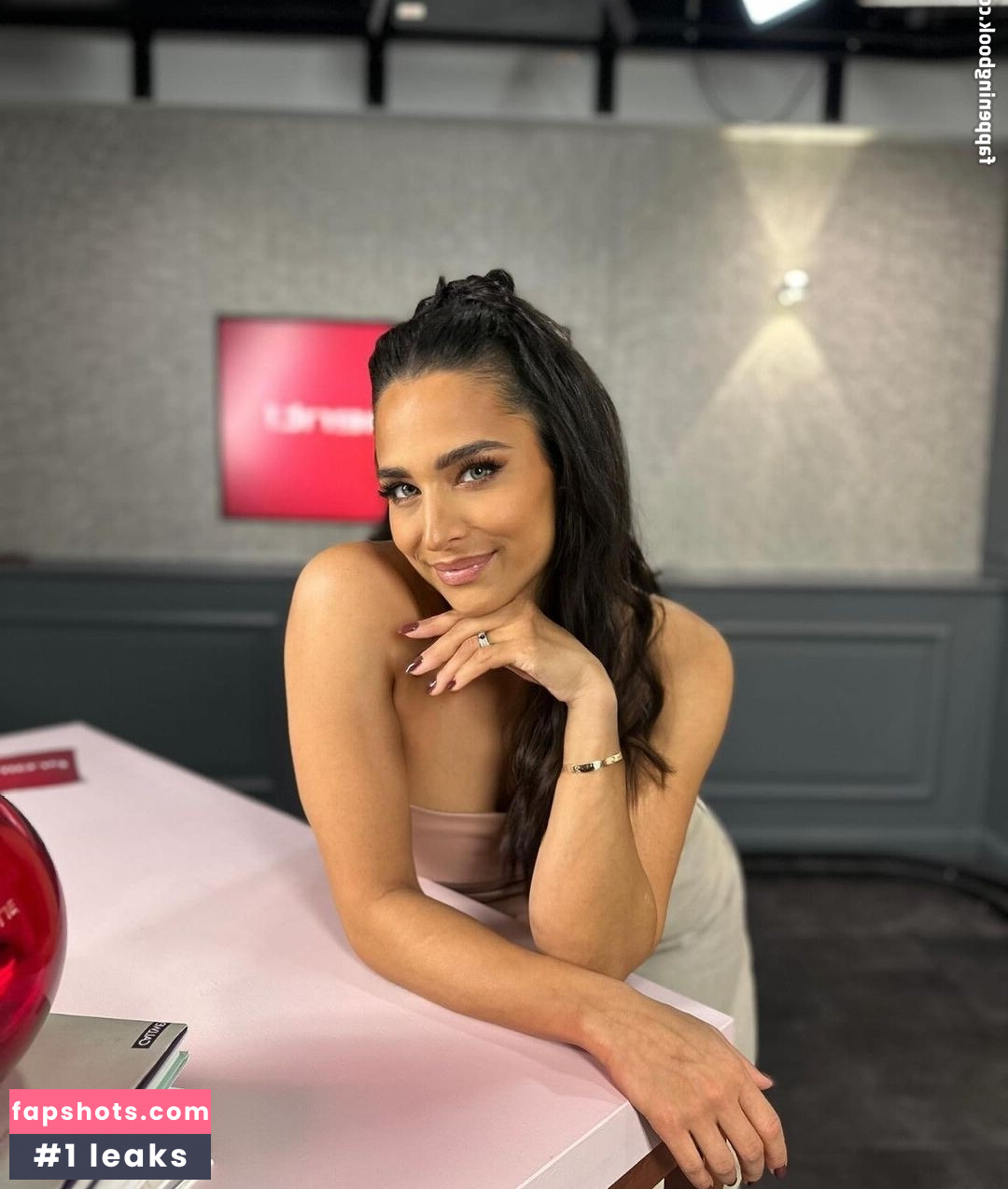 Amira Pocher gallery photo #16