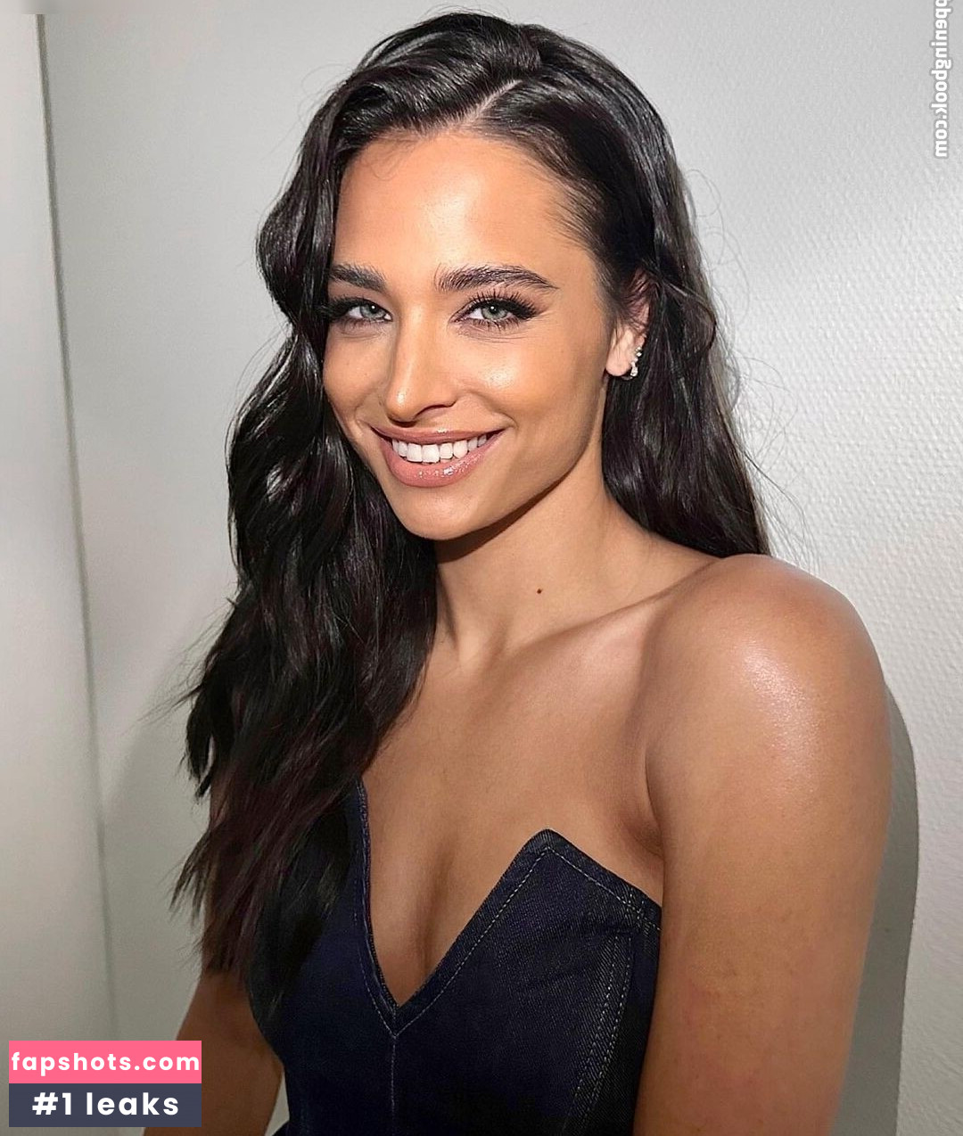 Amira Pocher gallery photo #24