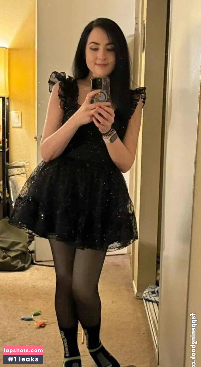 Amy Roberts gallery photo #2