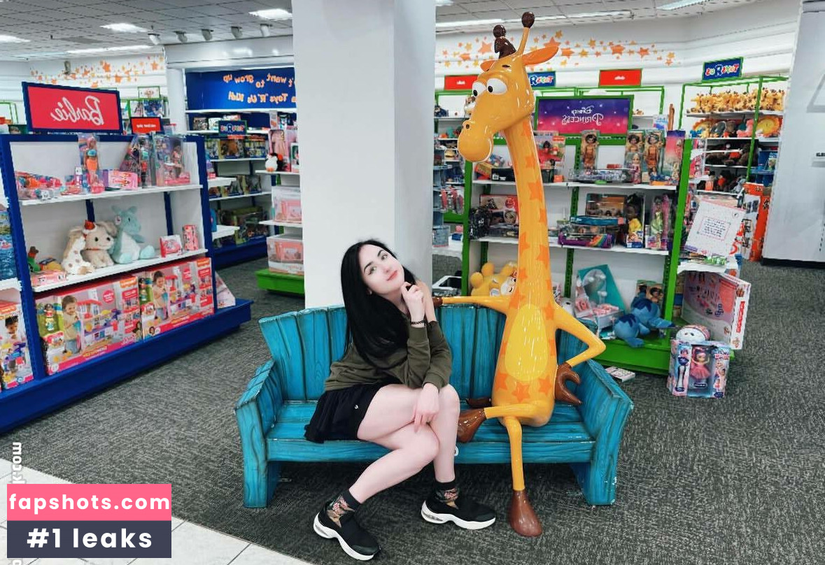 Amy Roberts gallery photo #30