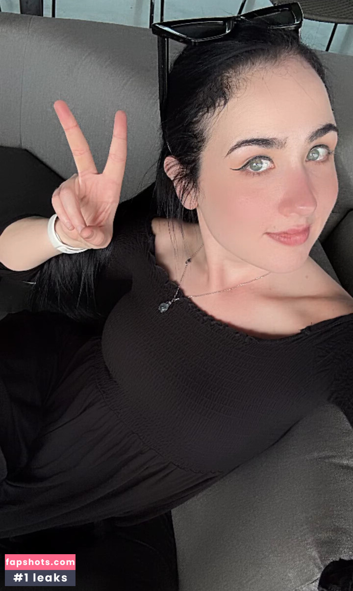 Amy Roberts gallery photo #5