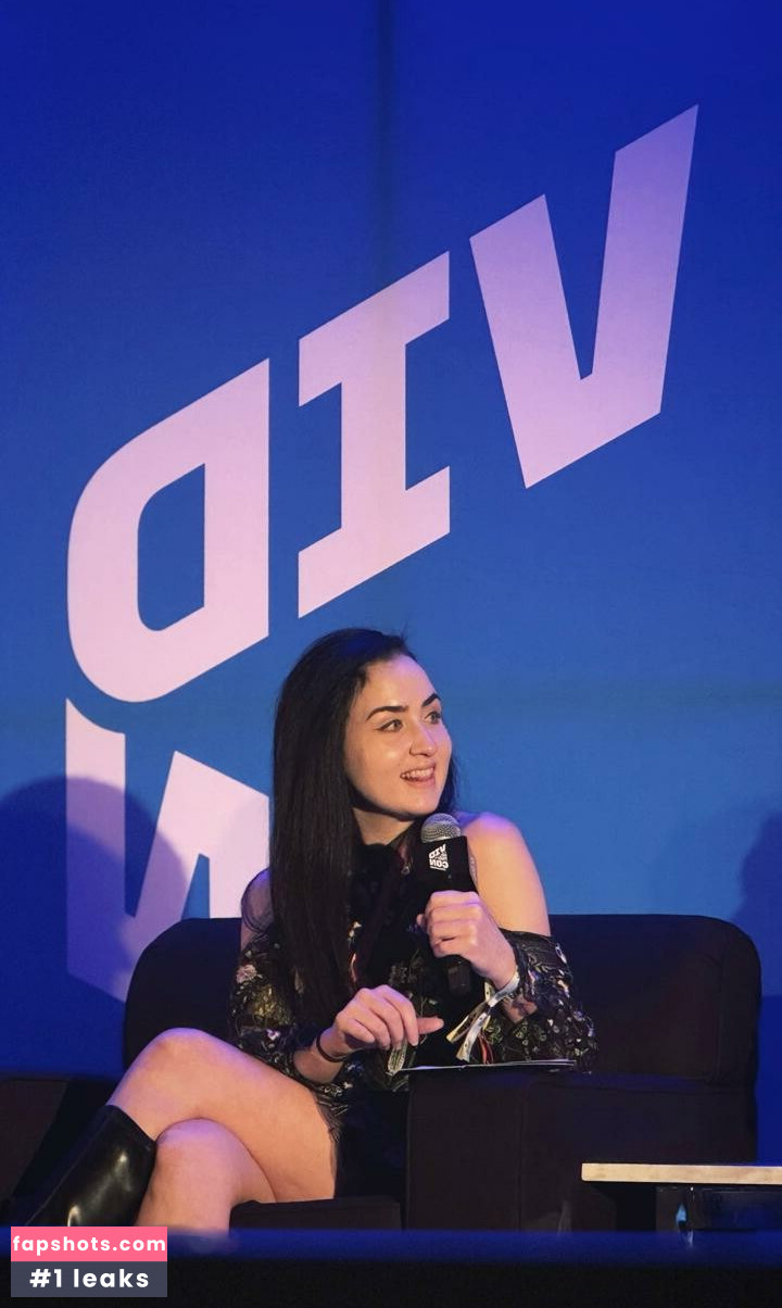 Amy Roberts gallery photo #10