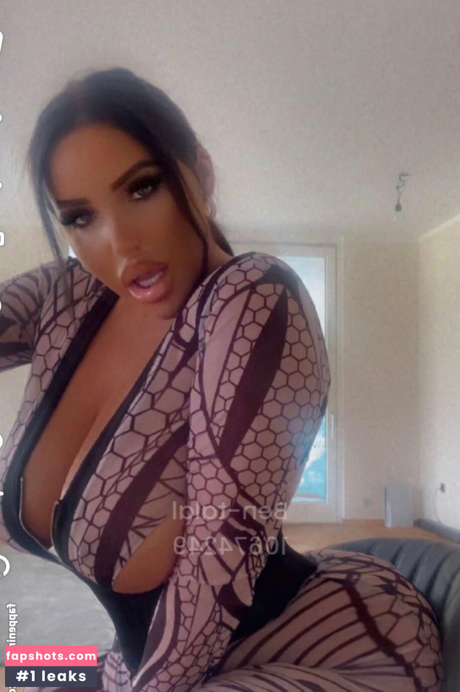 Anais Bragadias gallery photo #8