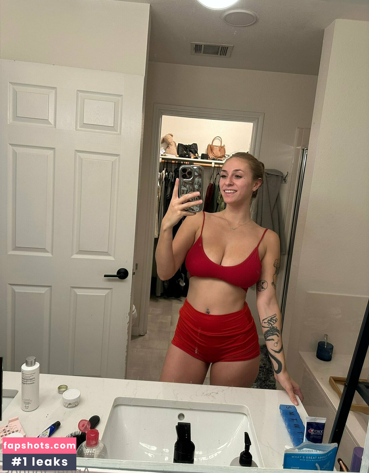 Angel Youngs gallery photo #434