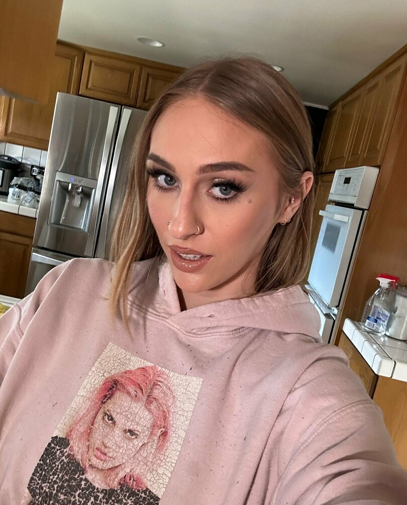 angel-youngs gallery photo #696