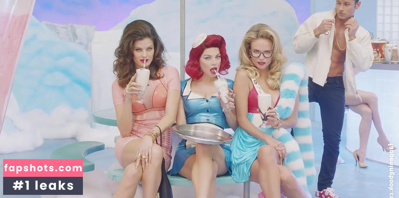 Angela Lindvall gallery photo #46