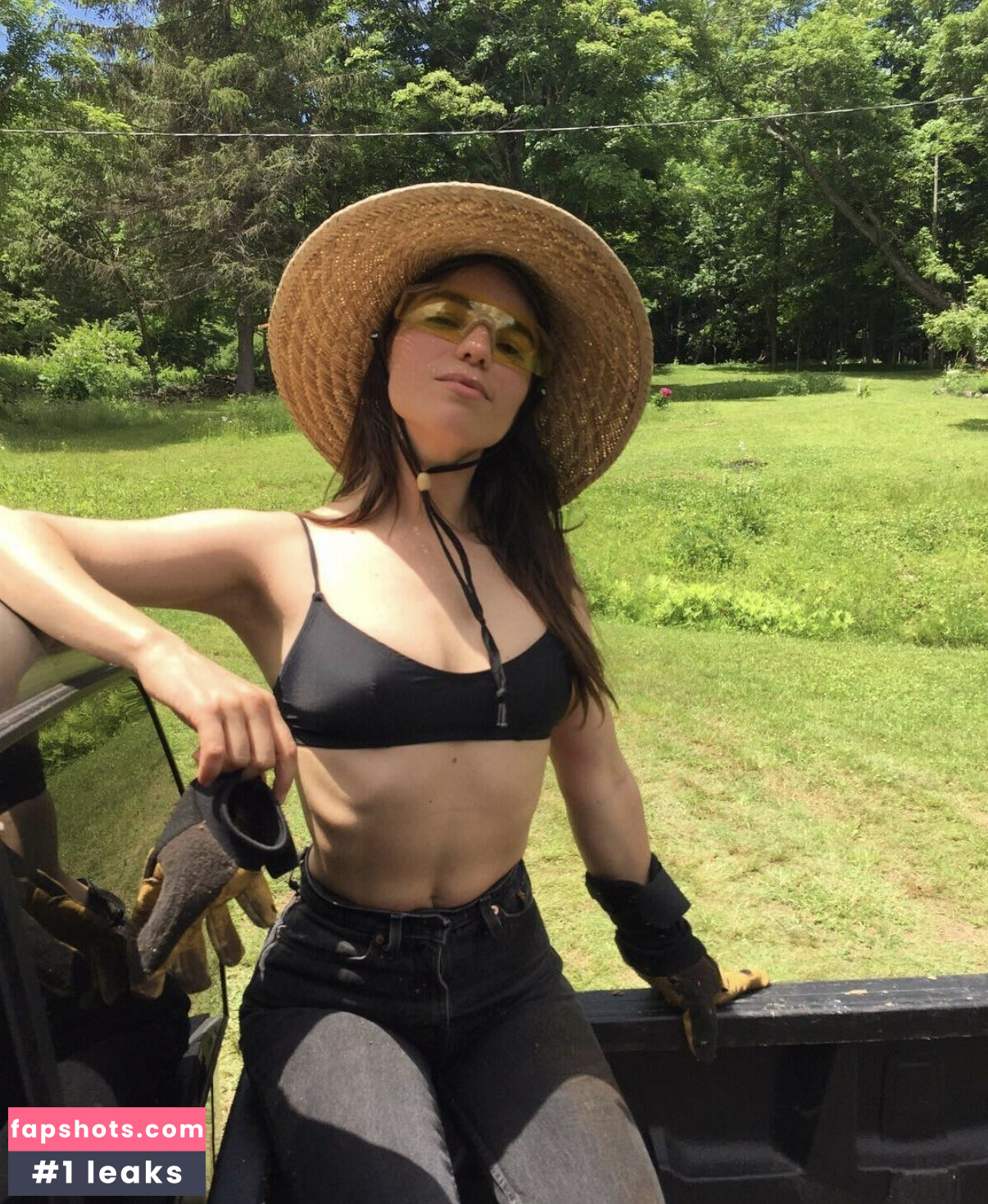 Angela Trimbur gallery photo #12