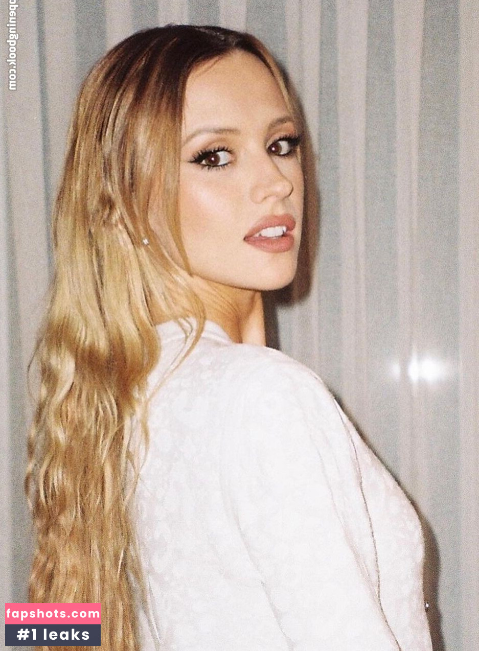 Angèle gallery photo #7