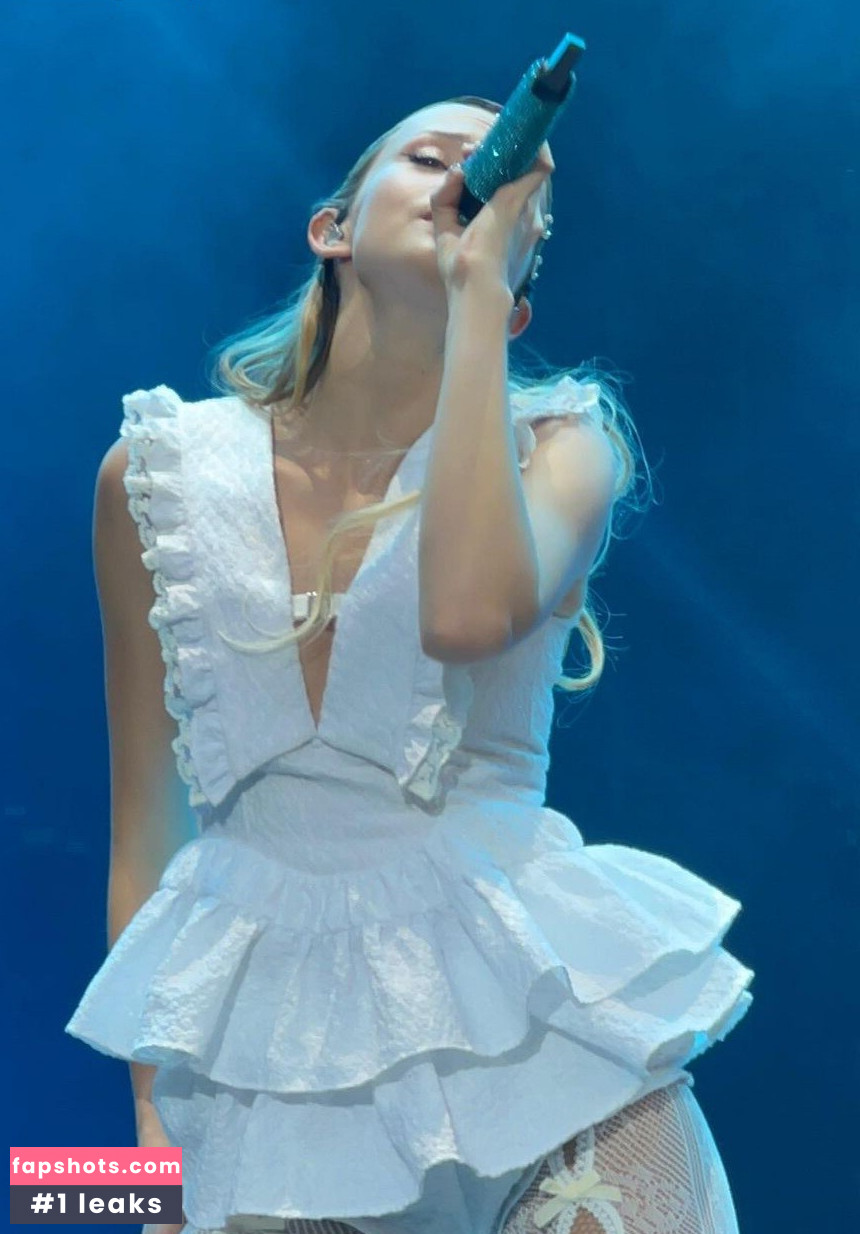 Angèle gallery photo #10