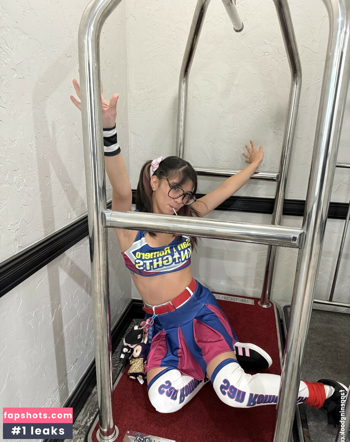 Angelina Fishtank gallery photo #41