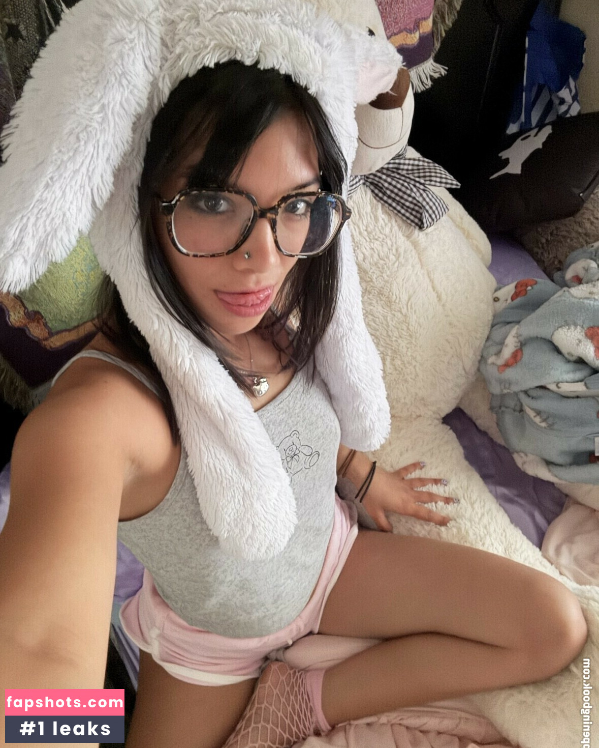 Angelina Fishtank gallery photo #70