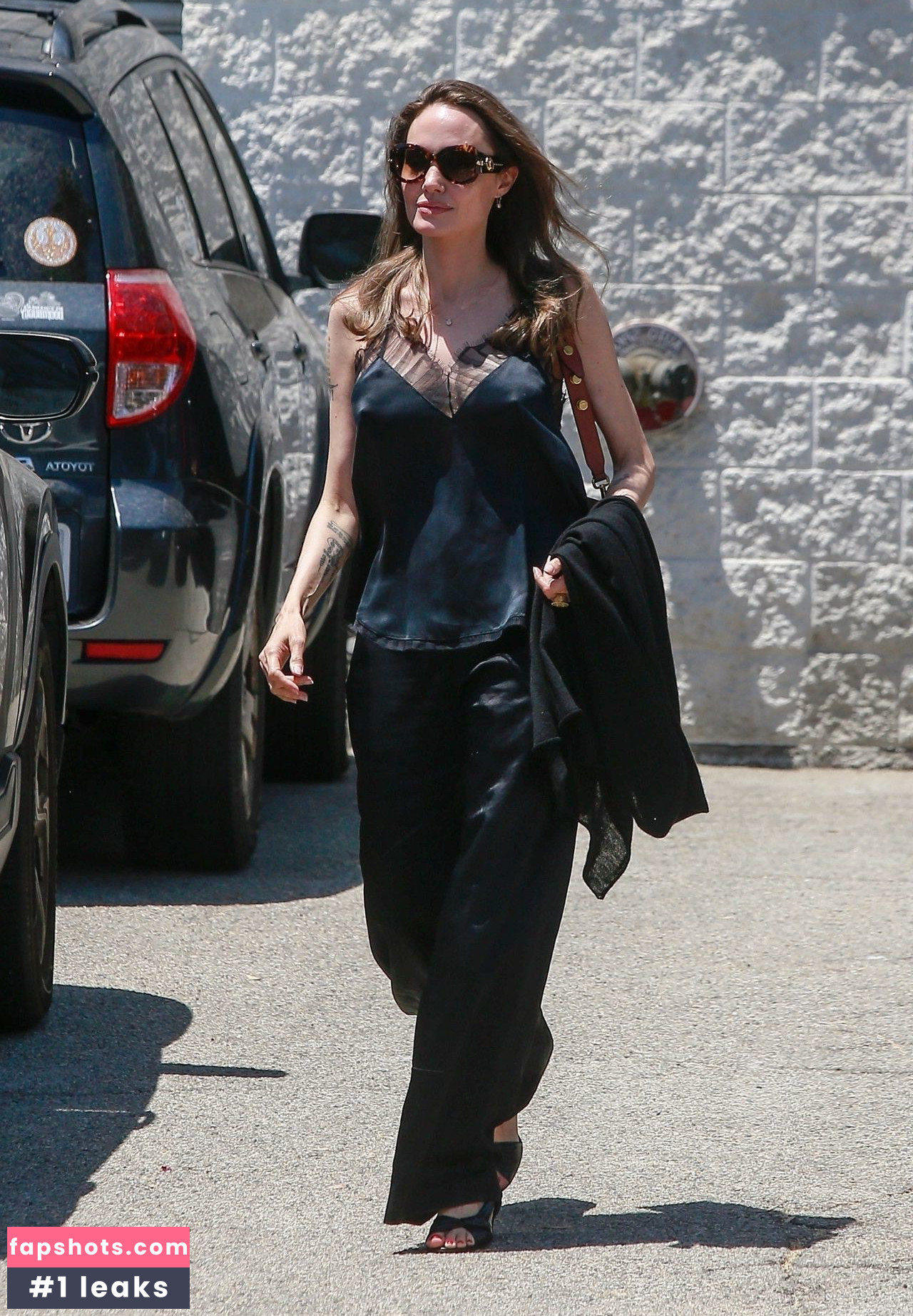 Angelina Jolie gallery photo #339