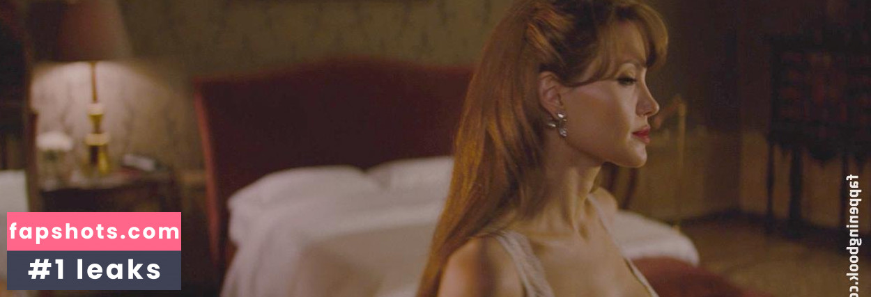 Angelina Jolie gallery photo #395
