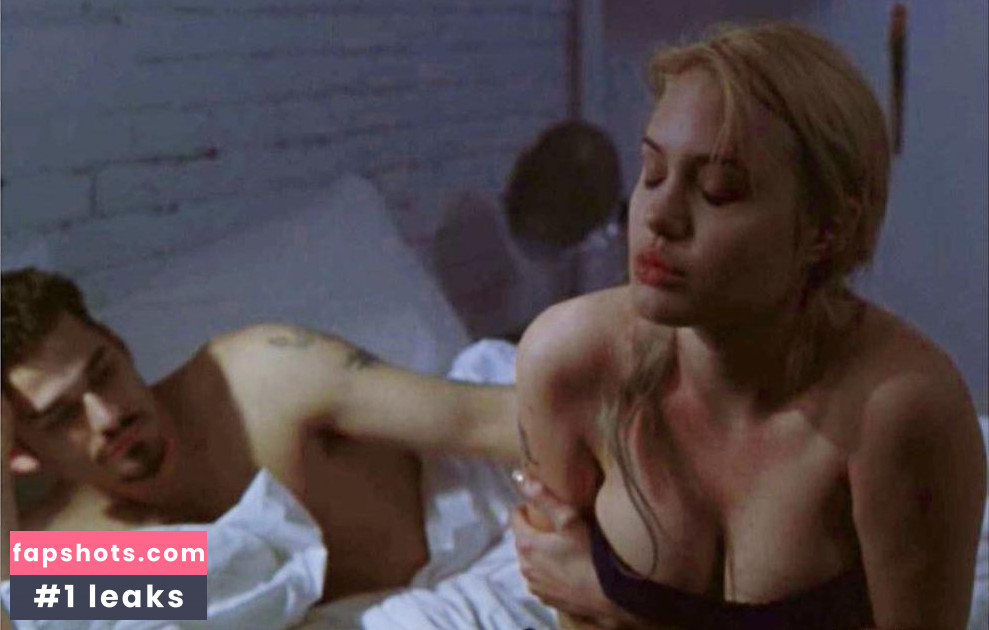 Angelina Jolie gallery photo #410