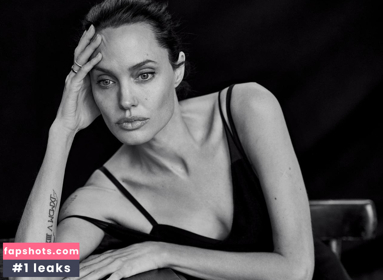 Angelina Jolie gallery photo #441