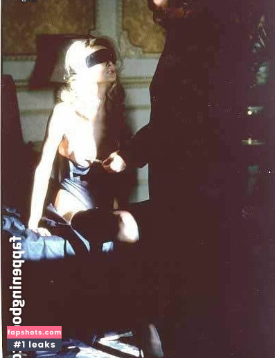 Angie Everhart gallery photo #22