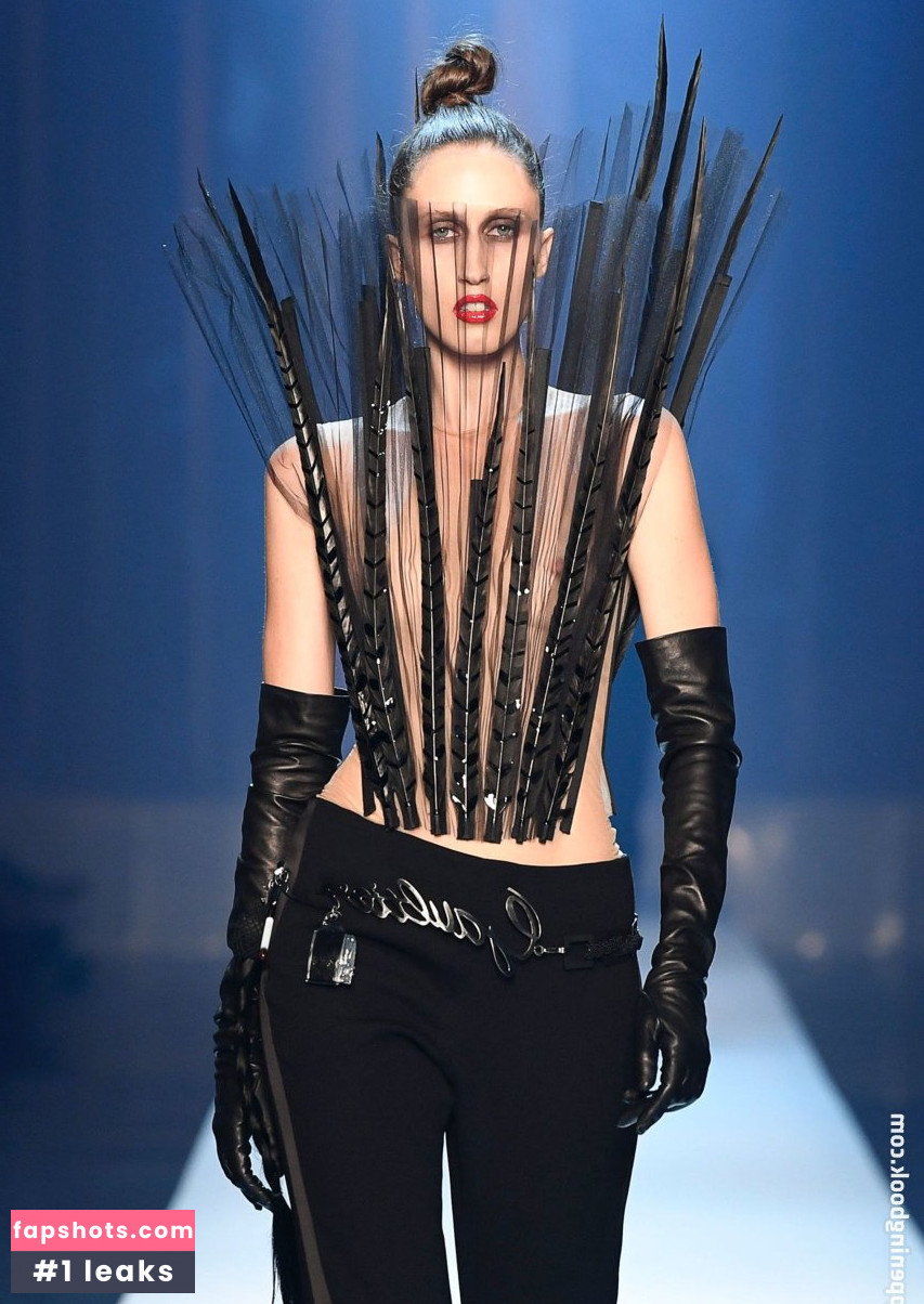 Anna Cleveland nude babe gallery