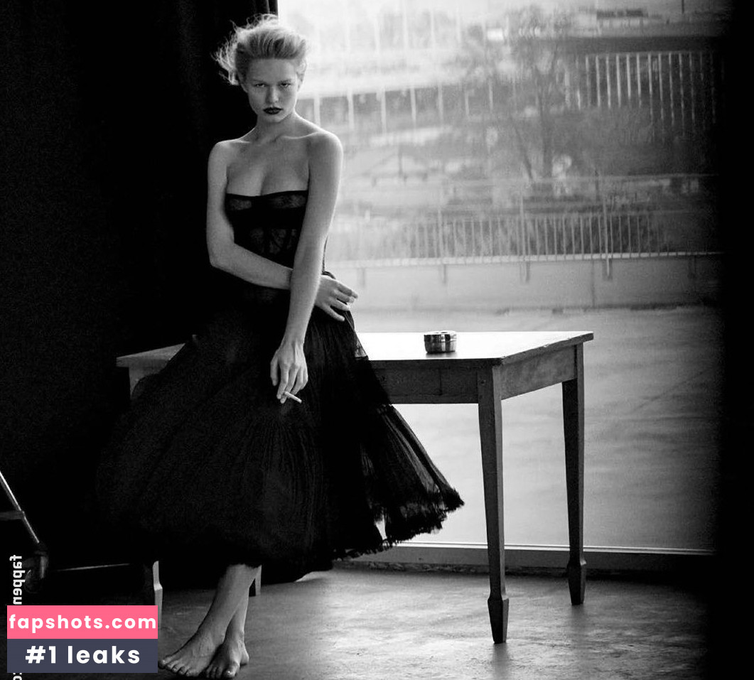 Anna Ewers gallery photo #18