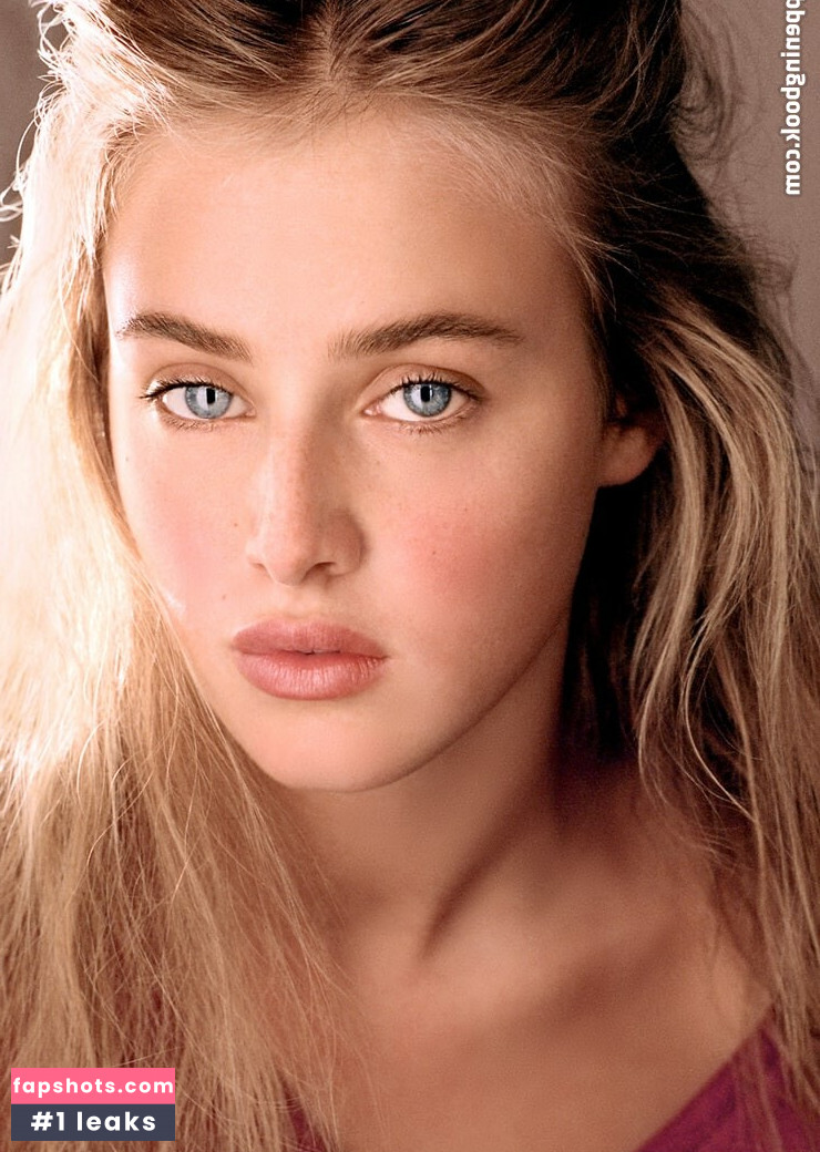 Anna Van Patten gallery photo #11