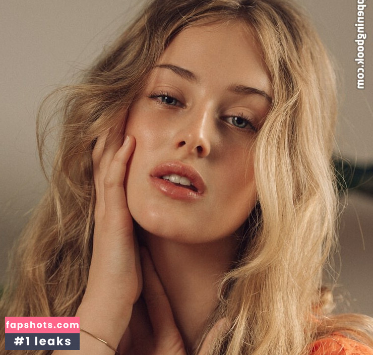 Anna Van Patten gallery photo #3