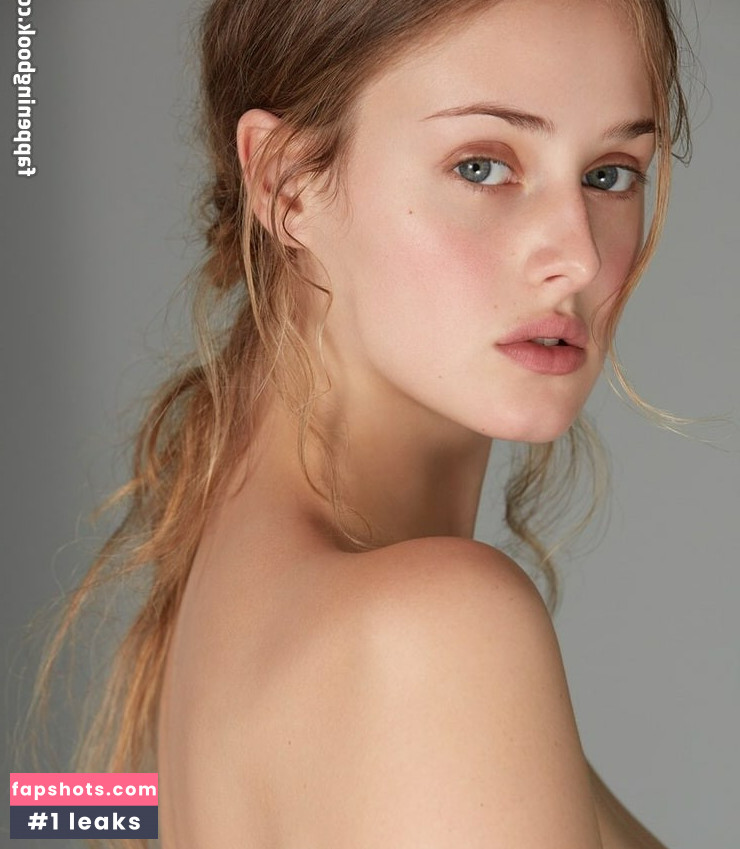 Anna Van Patten gallery photo #4